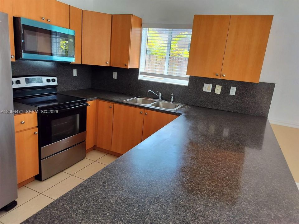 For Sale: $525,000 (3 beds, 2 baths, 1386 Square Feet)