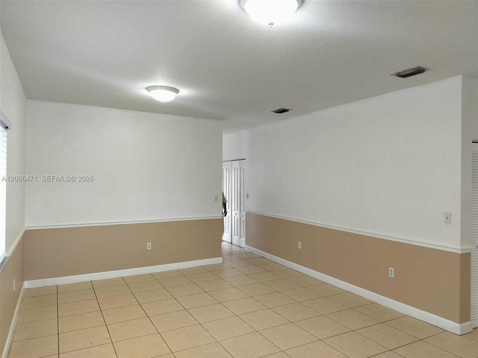 LIVINROOM/DINING ROOM AREA