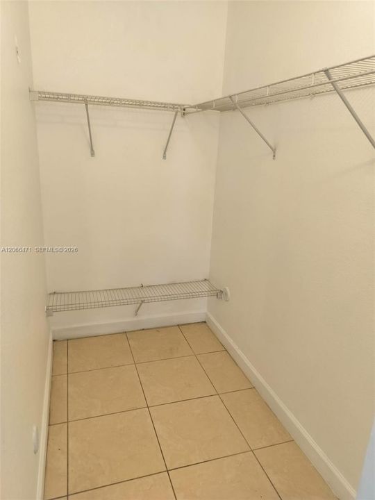 WALK-IN CLOSET
