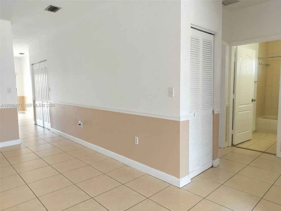 LIVINROOM/DINING ROOM AREA