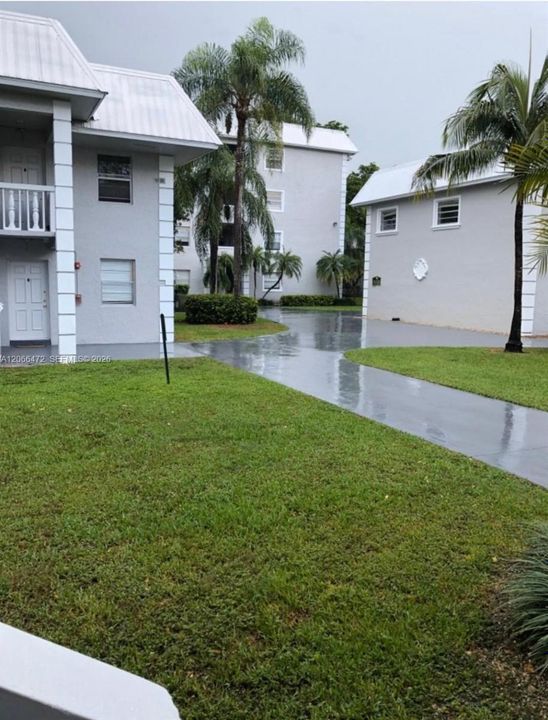 For Sale: $167,500 (1 beds, 1 baths, 664 Square Feet)