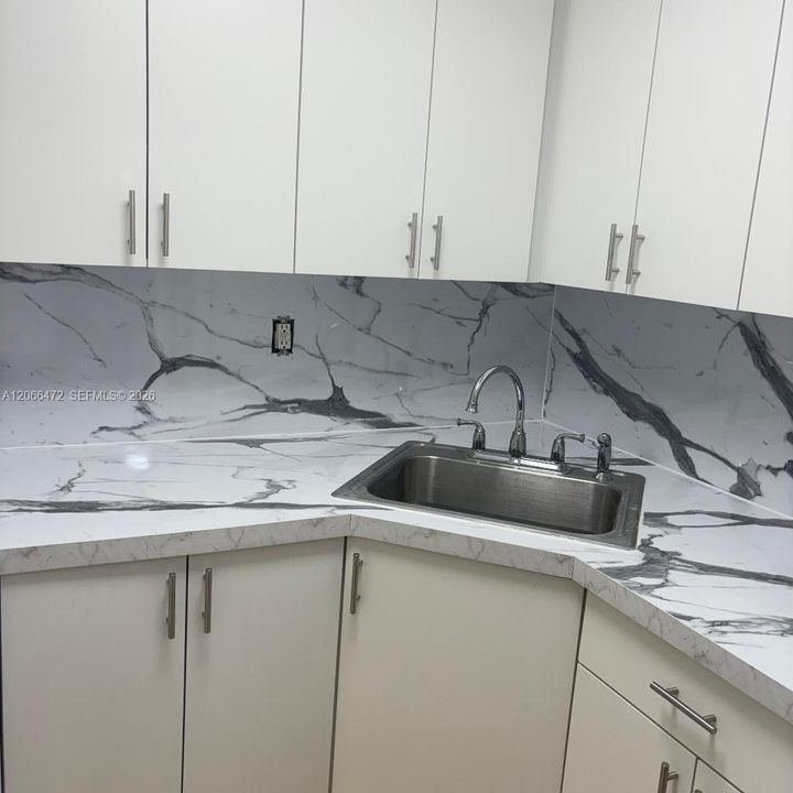 For Sale: $167,500 (1 beds, 1 baths, 664 Square Feet)