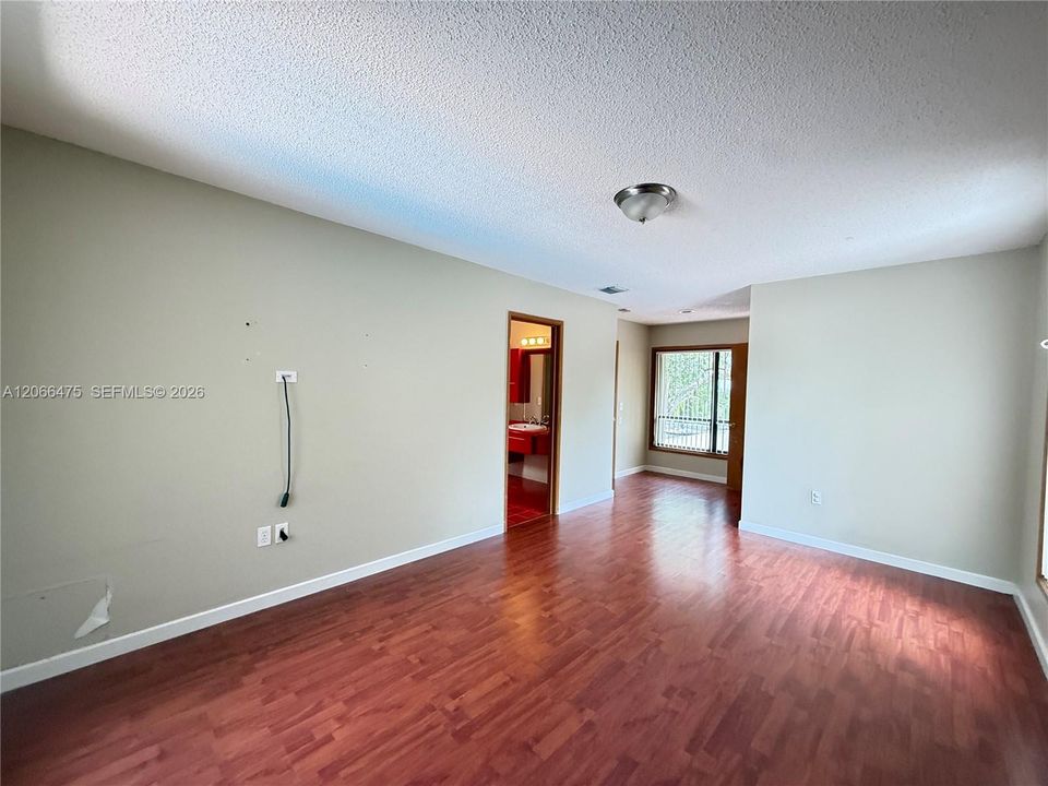 En Venta: $684,900 (3 camas, 2 baños, 2525 Pies cuadrados)