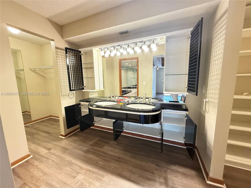 En Venta: $684,900 (3 camas, 2 baños, 2525 Pies cuadrados)