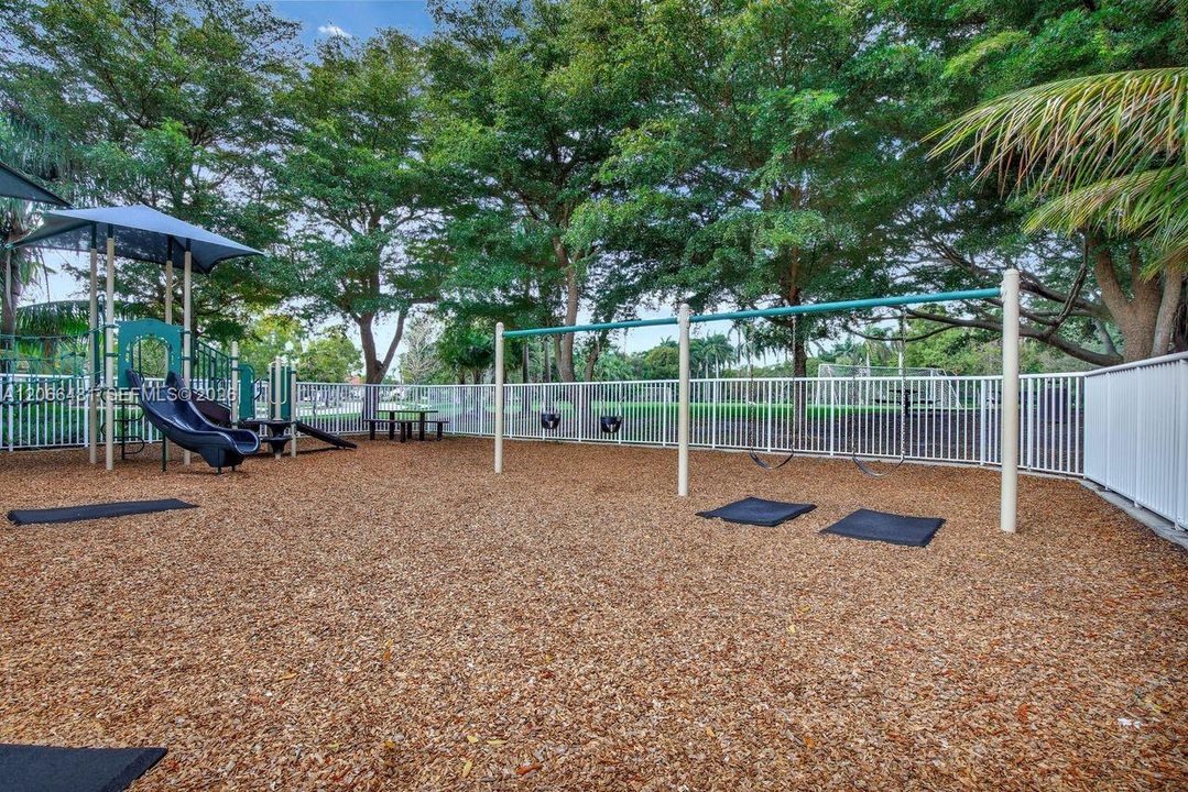 For Sale: $1,200,000 (4 beds, 2 baths, 2672 Square Feet)