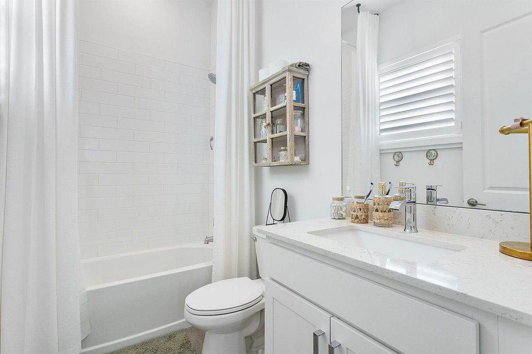 Ensuite Bath (2)
