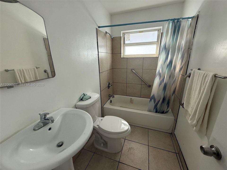 Active With Contract: $1,100 (0 beds, 1 baths, 250 Square Feet)