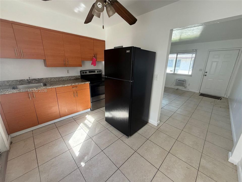 Active With Contract: $1,100 (0 beds, 1 baths, 250 Square Feet)