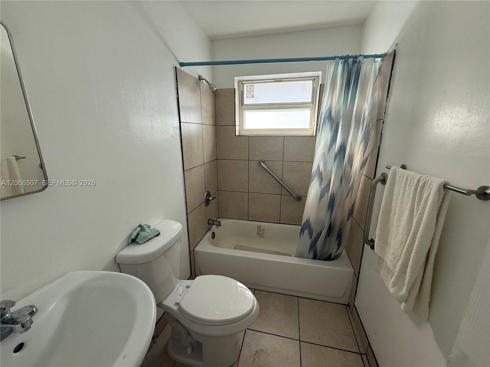Active With Contract: $1,100 (0 beds, 1 baths, 250 Square Feet)