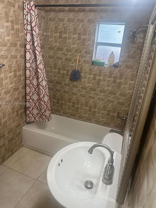 En Venta: $399,000 (4 camas, 2 baños, 1316 Pies cuadrados)