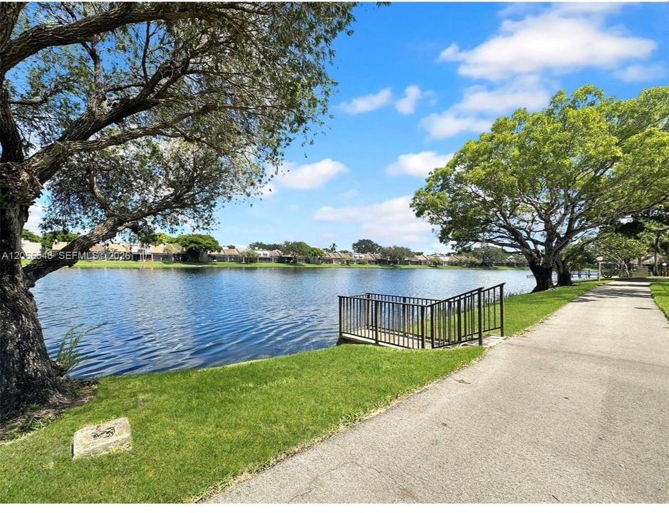For Sale: $185,000 (2 beds, 2 baths, 1021 Square Feet)