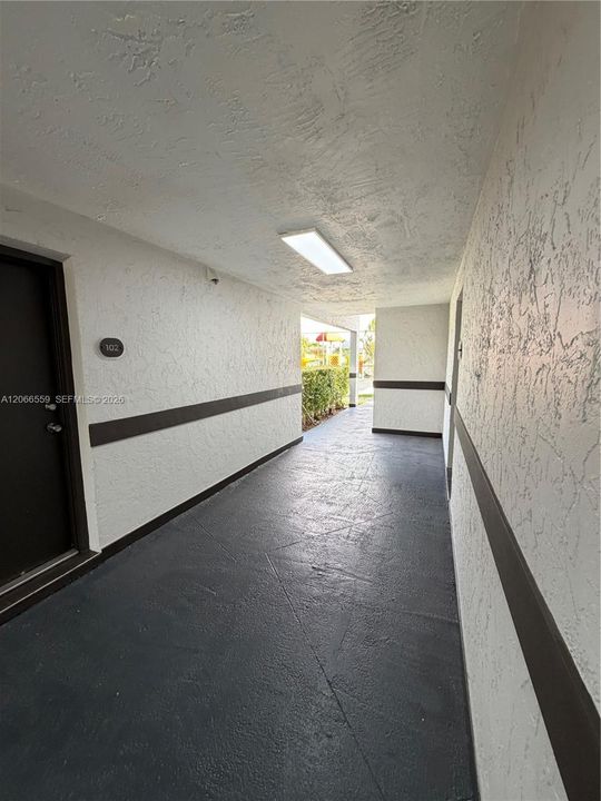 For Sale: $249,990 (1 beds, 1 baths, 810 Square Feet)