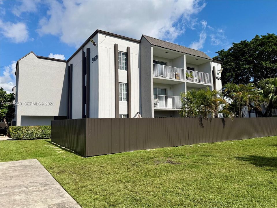For Sale: $249,990 (1 beds, 1 baths, 810 Square Feet)