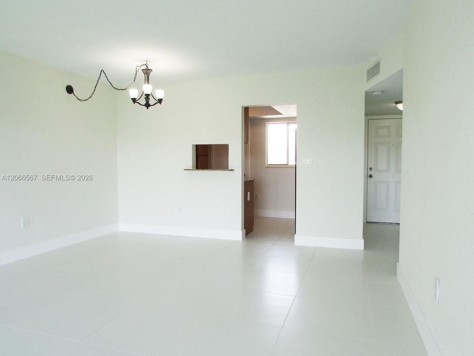 For Rent: $1,800 (1 beds, 1 baths, 648 Square Feet)
