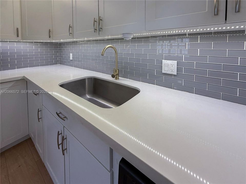 For Sale: $184,900 (2 beds, 2 baths, 1166 Square Feet)