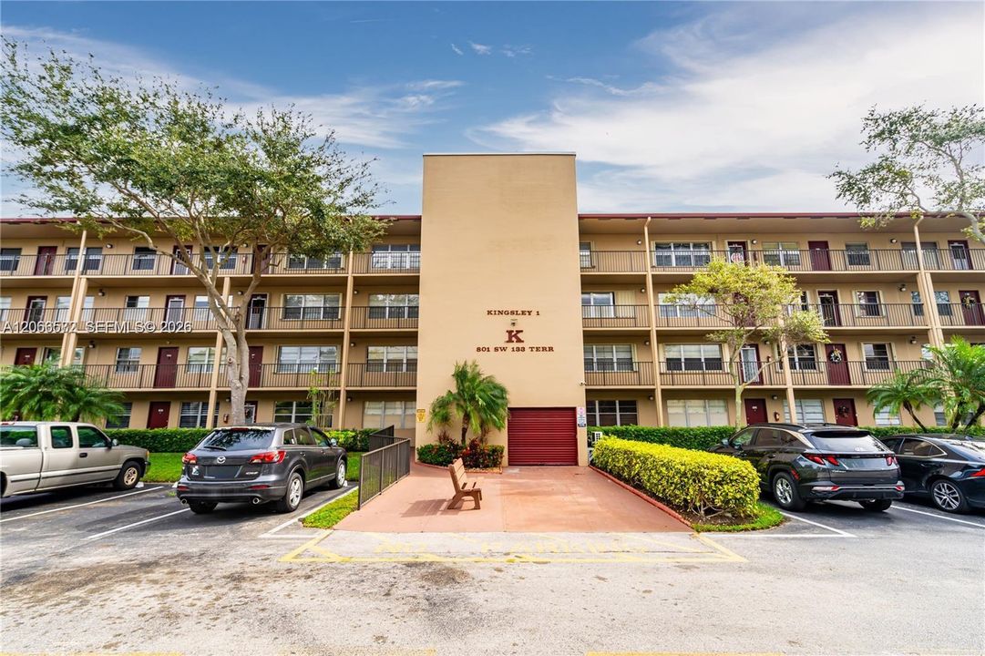 For Sale: $184,900 (2 beds, 2 baths, 1166 Square Feet)