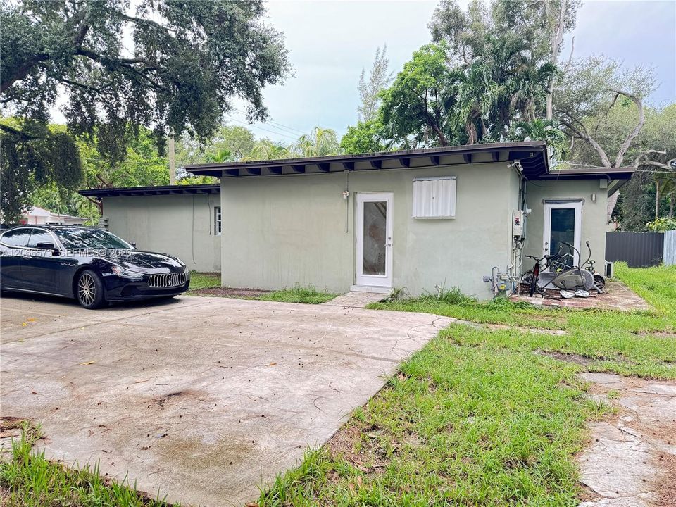 Active With Contract: $2,400 (2 beds, 1 baths, 805 Square Feet)