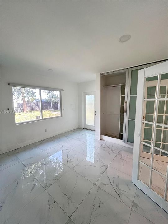 Active With Contract: $2,400 (2 beds, 1 baths, 805 Square Feet)