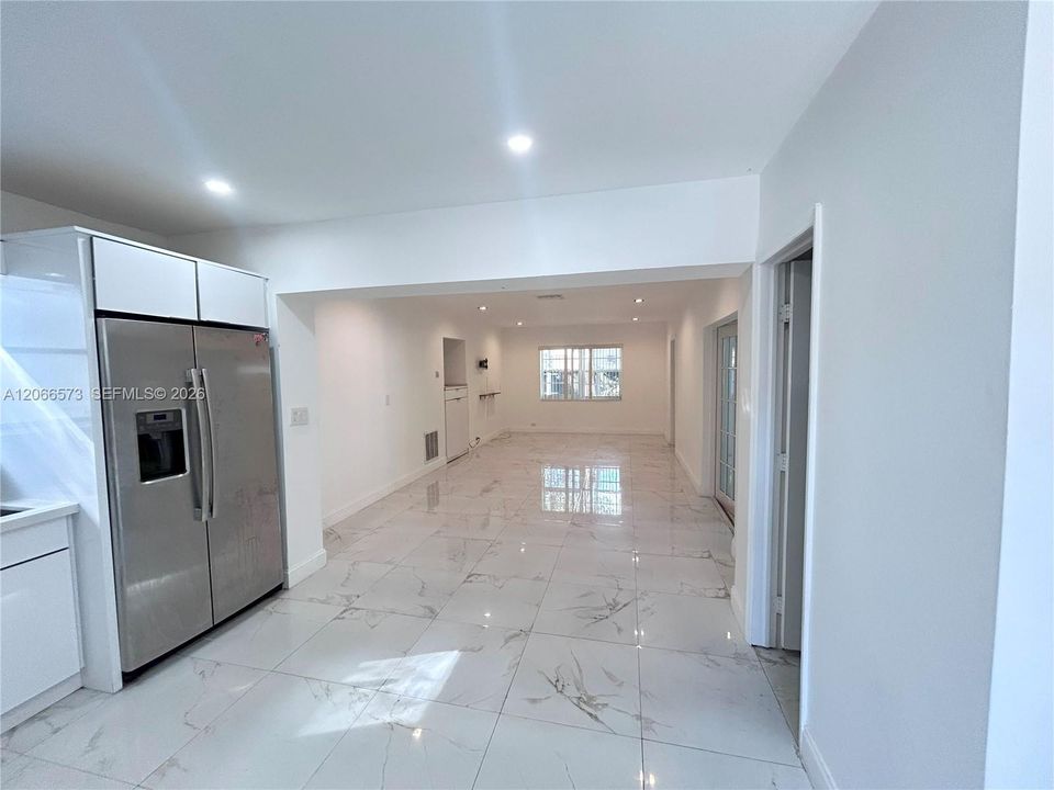 Active With Contract: $2,400 (2 beds, 1 baths, 805 Square Feet)