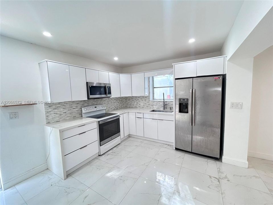Active With Contract: $2,400 (2 beds, 1 baths, 805 Square Feet)