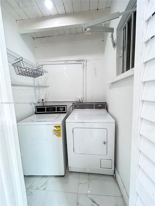 Active With Contract: $2,400 (2 beds, 1 baths, 805 Square Feet)