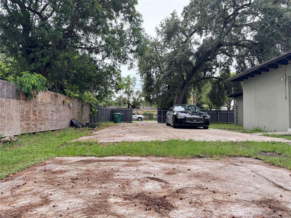 Active With Contract: $2,400 (2 beds, 1 baths, 805 Square Feet)