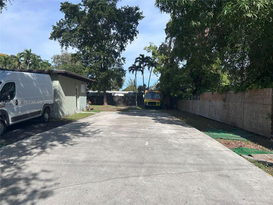 Active With Contract: $2,400 (2 beds, 1 baths, 805 Square Feet)