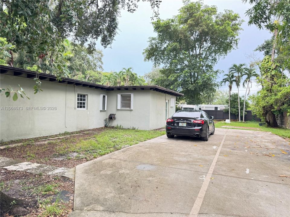 Active With Contract: $2,400 (2 beds, 1 baths, 805 Square Feet)