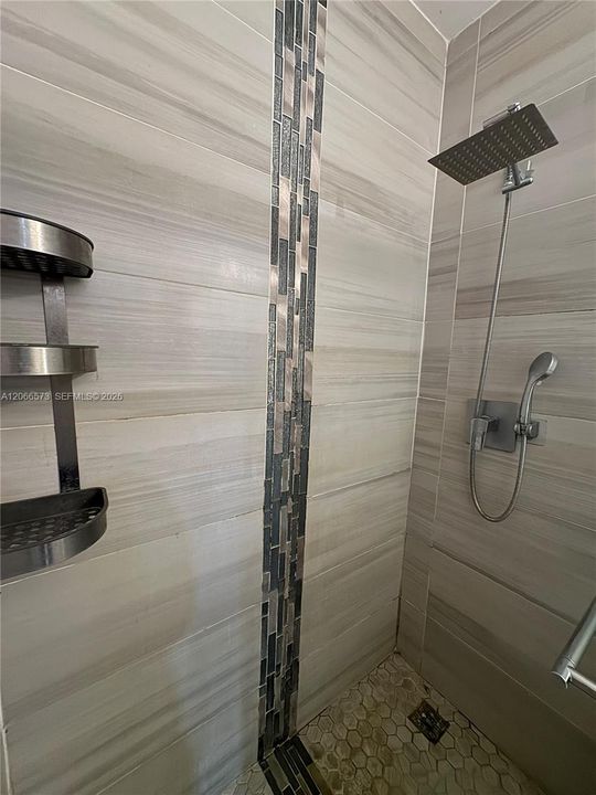 Active With Contract: $2,400 (2 beds, 1 baths, 805 Square Feet)