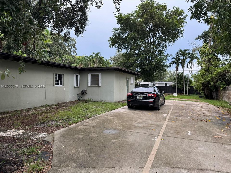 Active With Contract: $2,400 (2 beds, 1 baths, 805 Square Feet)
