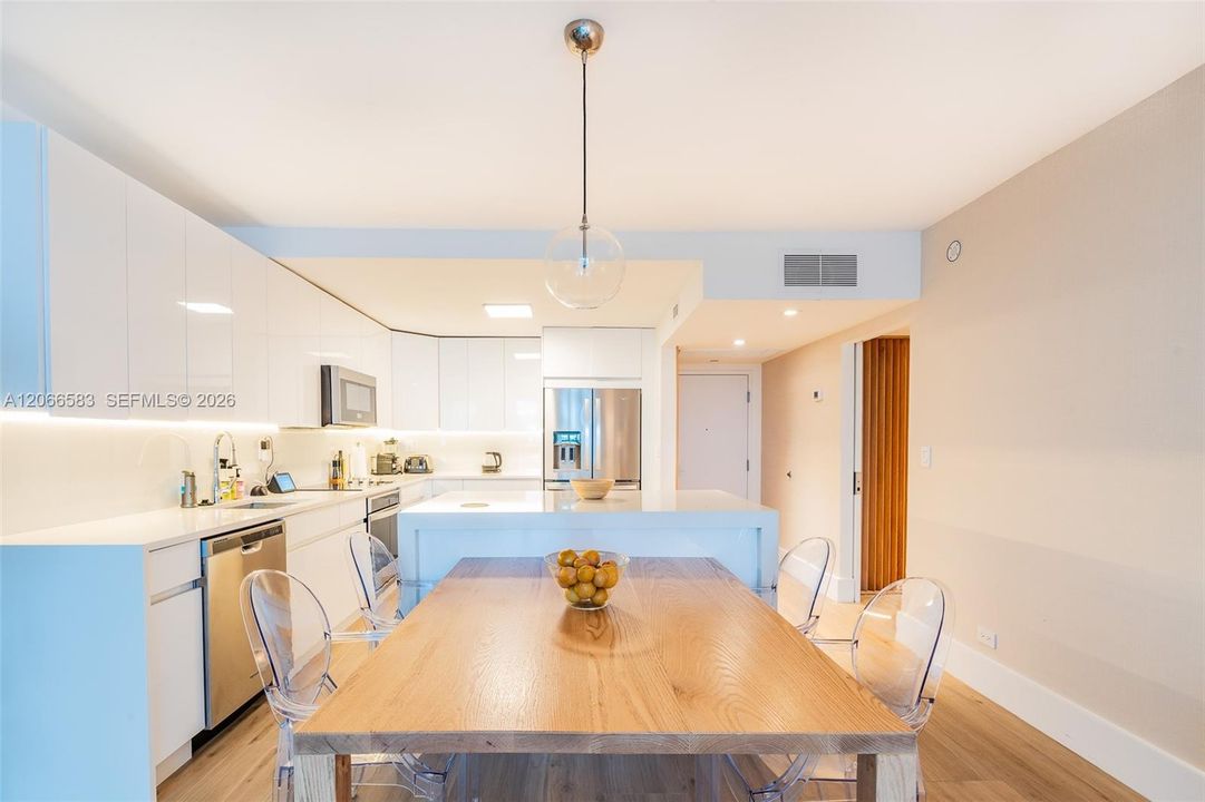 For Rent: $10,000 (1 beds, 1 baths, 900 Square Feet)