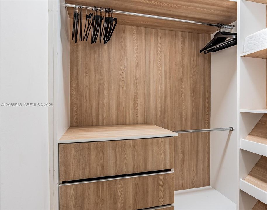 For Rent: $10,000 (1 beds, 1 baths, 900 Square Feet)