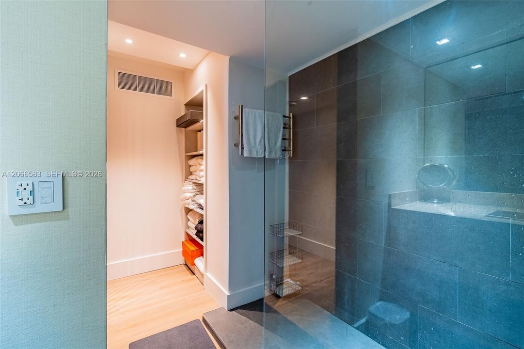 For Rent: $10,000 (1 beds, 1 baths, 900 Square Feet)