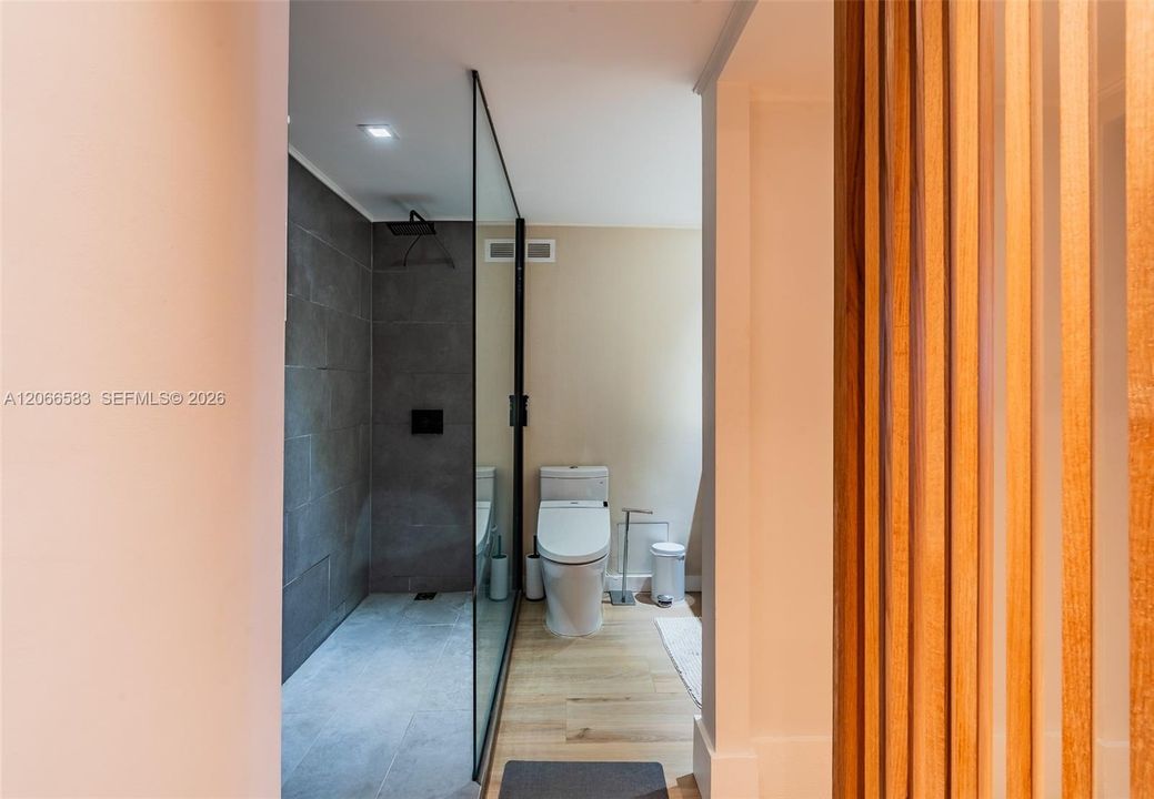 For Rent: $10,000 (1 beds, 1 baths, 900 Square Feet)