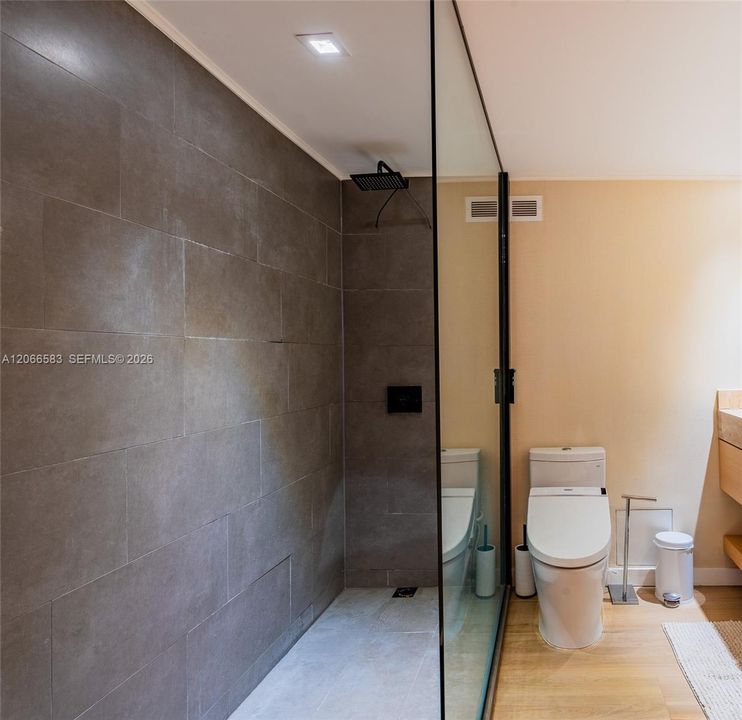 For Rent: $10,000 (1 beds, 1 baths, 900 Square Feet)