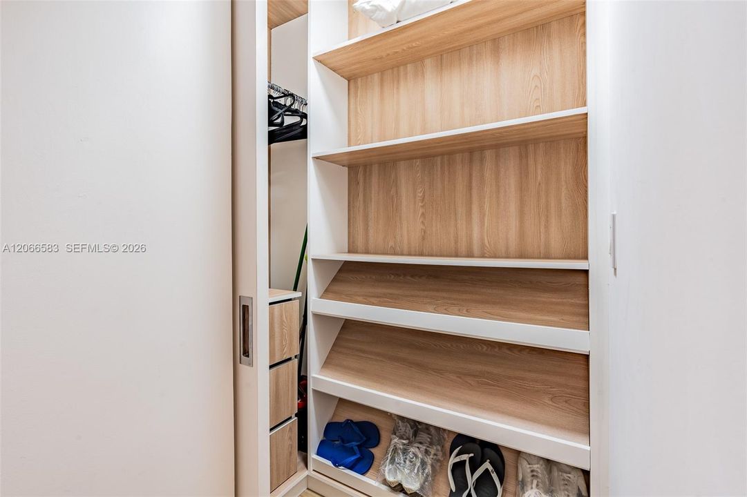 For Rent: $10,000 (1 beds, 1 baths, 900 Square Feet)