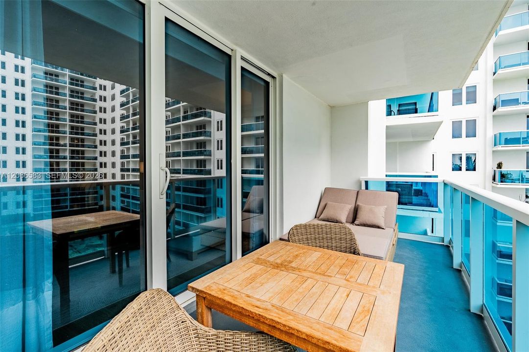 For Rent: $10,000 (1 beds, 1 baths, 900 Square Feet)