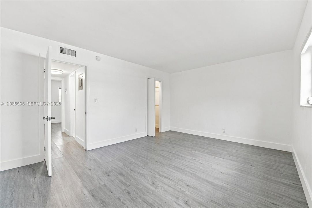 For Sale: $274,900 (2 beds, 1 baths, 950 Square Feet)