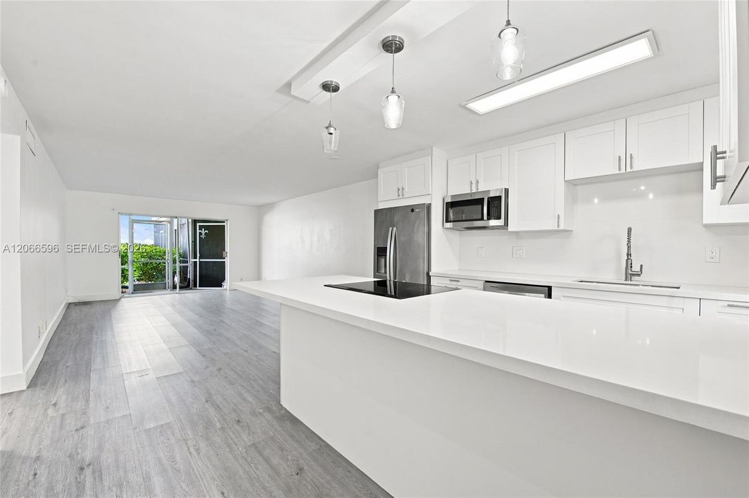For Sale: $274,900 (2 beds, 1 baths, 950 Square Feet)