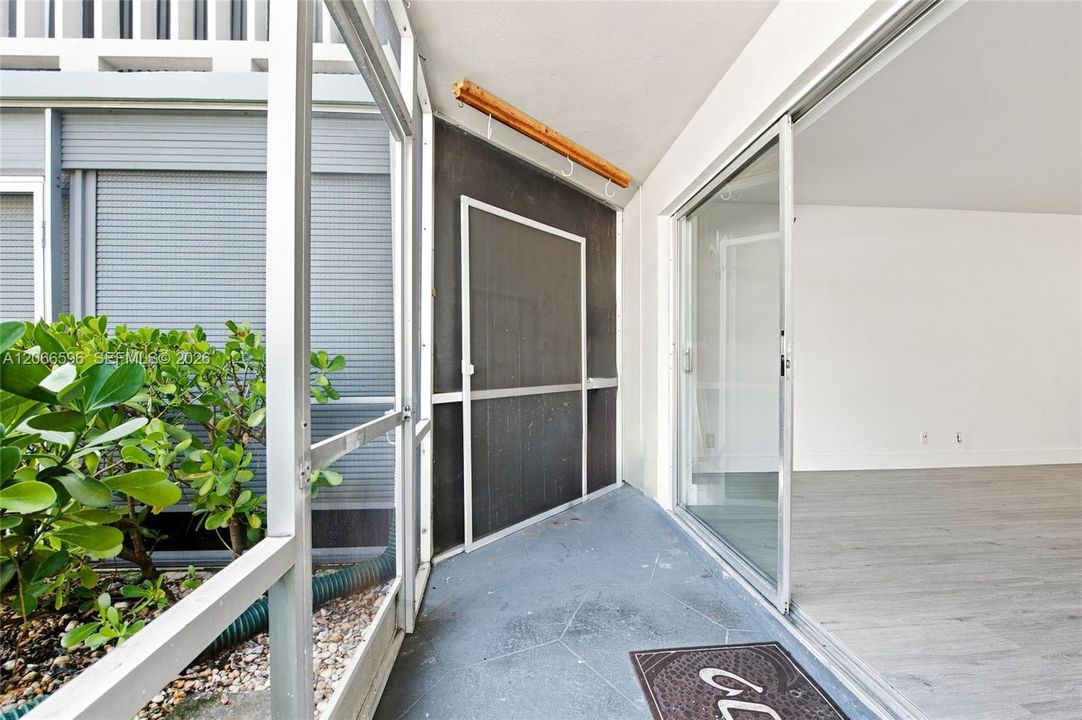 For Sale: $274,900 (2 beds, 1 baths, 950 Square Feet)