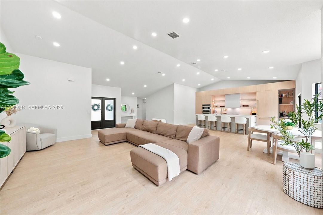 На продажу: $829,900 (4 спален, 2 ванн, 2049 Квадратных фут)