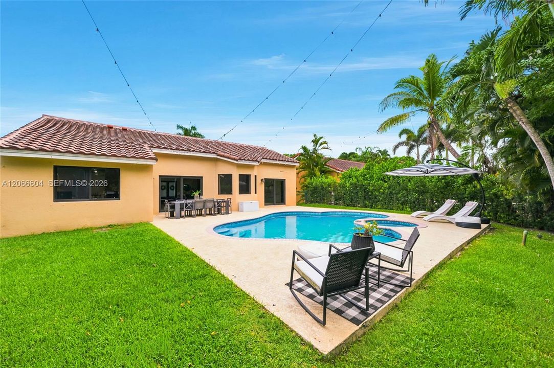 На продажу: $829,900 (4 спален, 2 ванн, 2049 Квадратных фут)