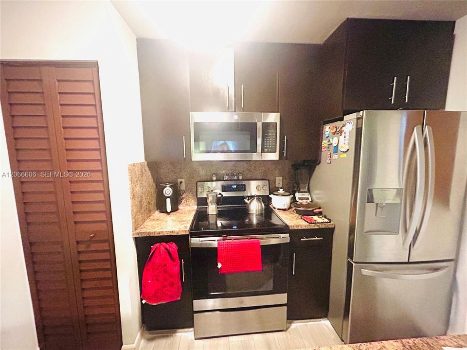 For Sale: $315,000 (3 beds, 2 baths, 993 Square Feet)