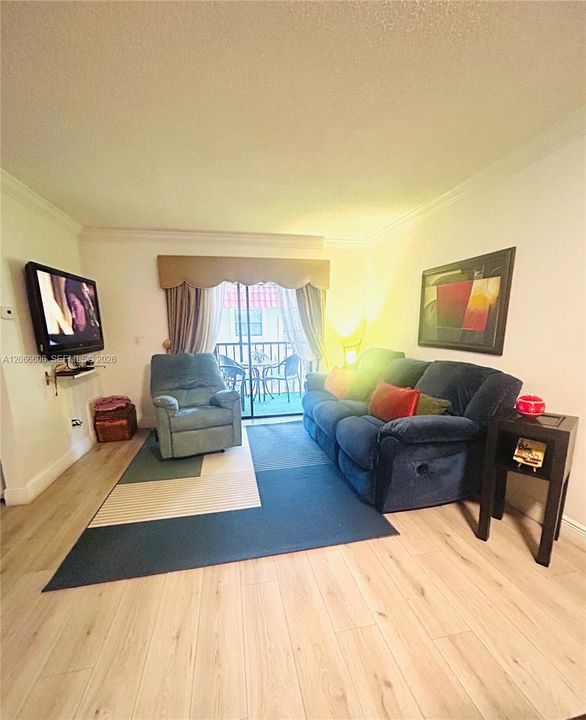 For Sale: $315,000 (3 beds, 2 baths, 993 Square Feet)