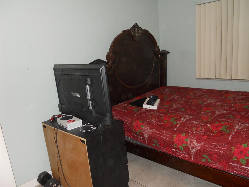2nd bedroom