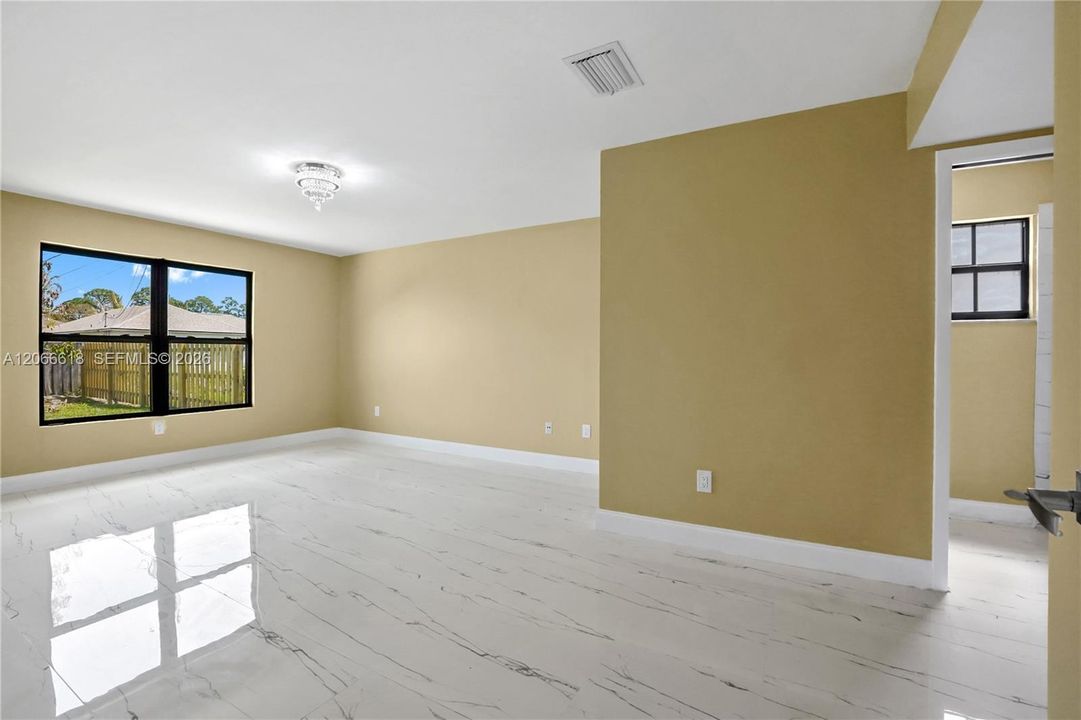 Activo con contrato: $364,900 (3 camas, 2 baños, 1744 Pies cuadrados)