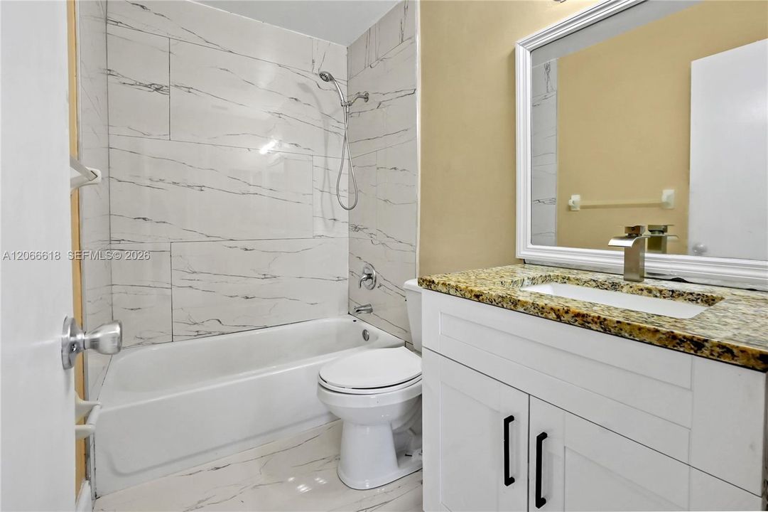 Activo con contrato: $364,900 (3 camas, 2 baños, 1744 Pies cuadrados)