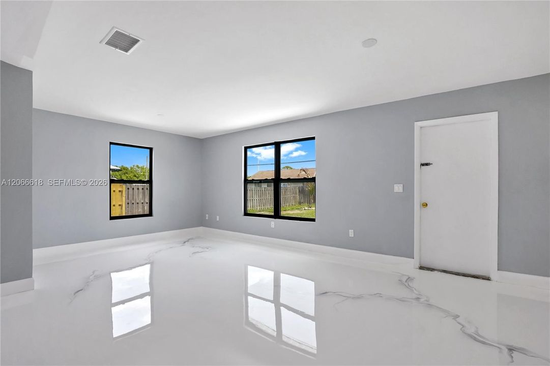 Activo con contrato: $364,900 (3 camas, 2 baños, 1744 Pies cuadrados)