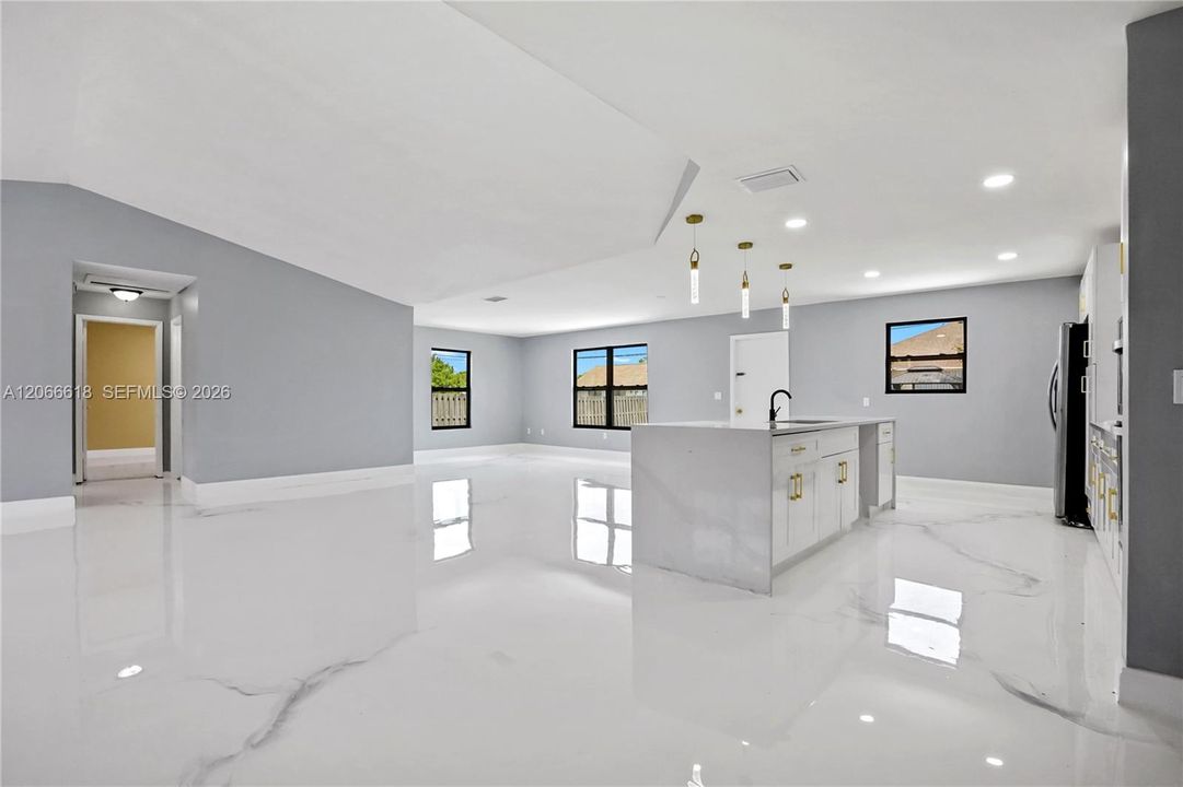 Activo con contrato: $364,900 (3 camas, 2 baños, 1744 Pies cuadrados)