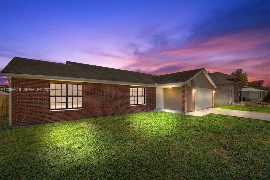 Activo con contrato: $364,900 (3 camas, 2 baños, 1744 Pies cuadrados)